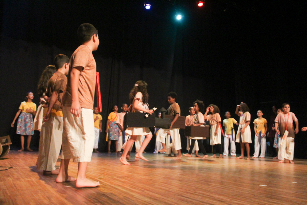 Crianças se divertindo em evento promovido pela escola